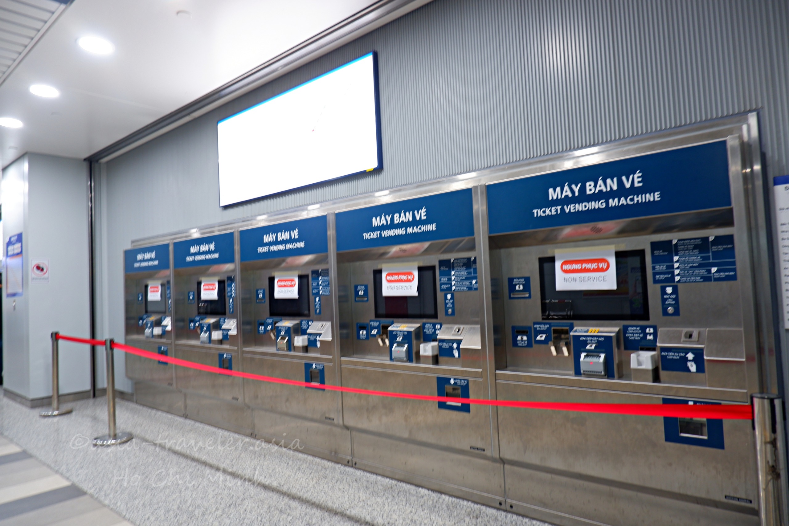 ホーチミン地下鉄ベンタン駅の自動券売機が並ぶ様子